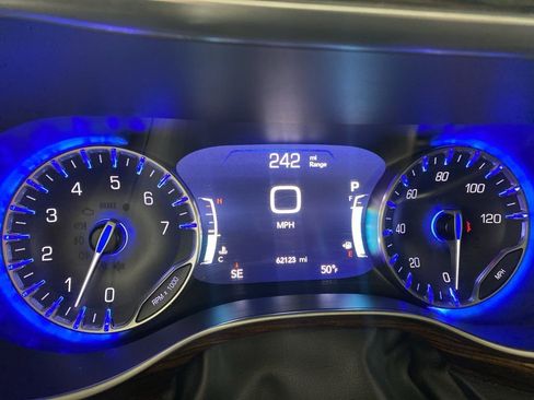 Used 2023 Chrysler Pacifica Limited FWD image 32
