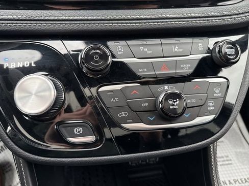 Used 2025 Chrysler Pacifica Limited image 26