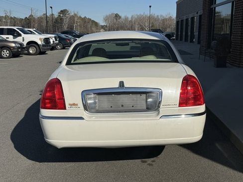 Used 2006 Lincoln Town Car Signature image 5