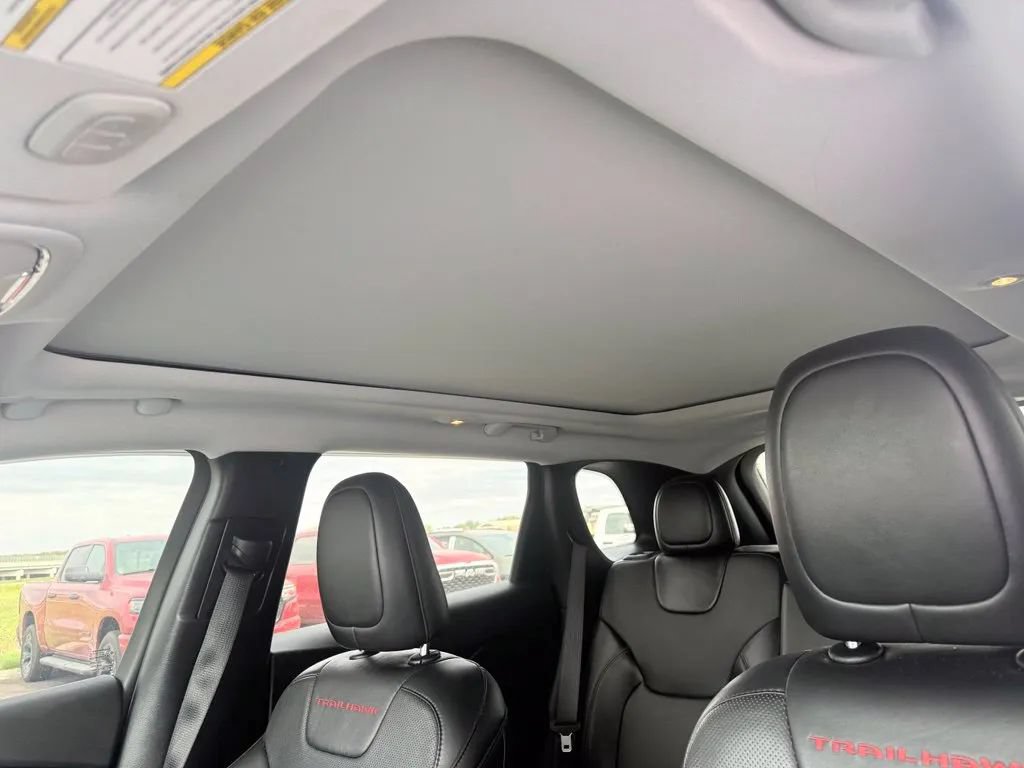 Used 2020 Jeep Cherokee Trailhawk AWD/4WD image 15