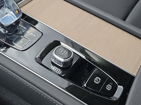 New 2026 Volvo XC90 B6 Plus w/ Protection Package Premier image 18