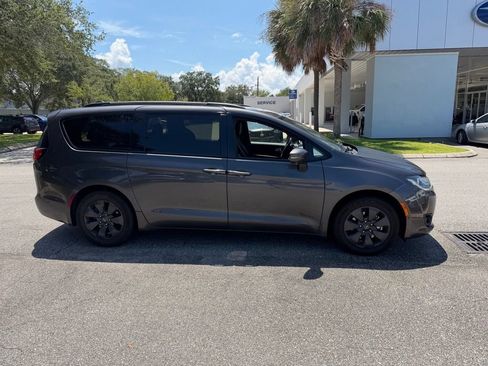 Used 2020 Chrysler Pacifica Limited w/ Advanced Safetytec Group FWD image 2
