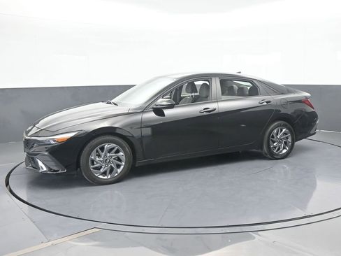 Used 2024 Hyundai Elantra SEL image 2