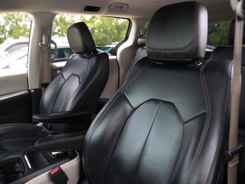 Used 2017 Chrysler Pacifica Touring-L FWD image 6