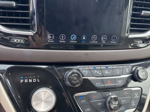Used 2018 Chrysler Pacifica Touring-L Plus w/ Advanced Safetytec Group FWD image 7