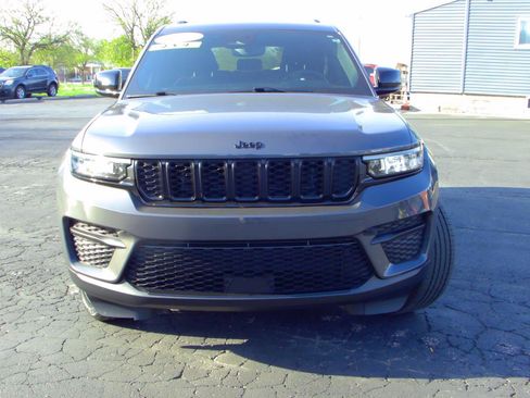 Used 2023 Jeep Grand Cherokee Altitude AWD/4WD image 29