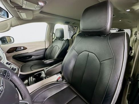 Used 2023 Chrysler Pacifica Limited FWD image 21