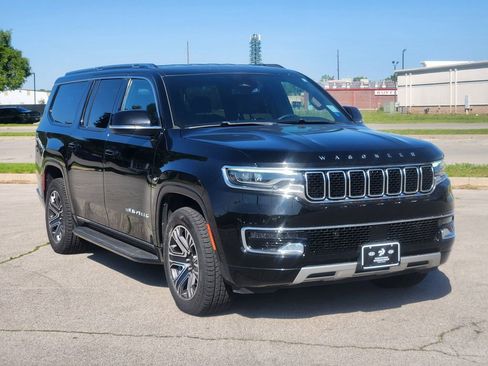 Used 2024 Jeep Wagoneer L Series II w/ Flexible Seating Group AWD/4WD image 2