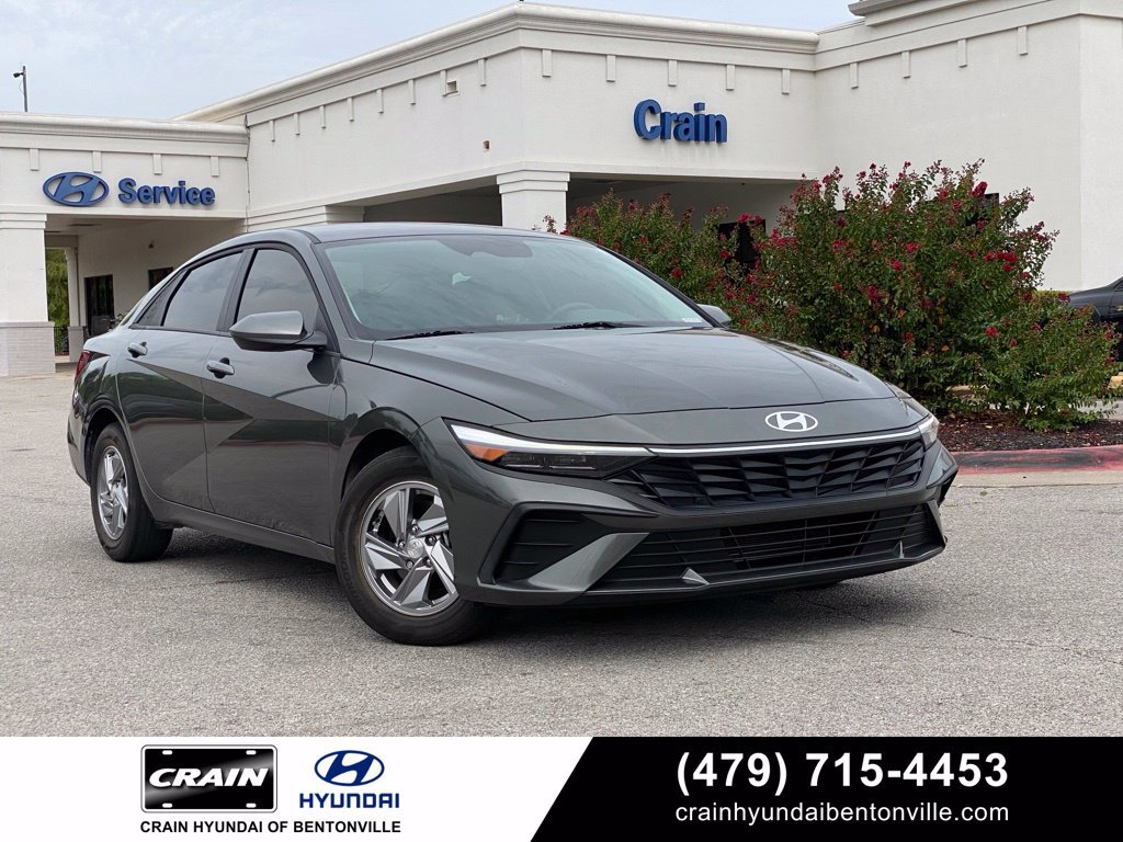 Certified 2025 Hyundai Elantra SE FWD image 1