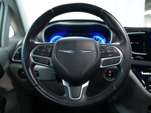 Used 2017 Chrysler Pacifica Touring-L FWD image 19