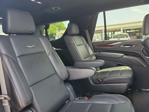 Used 2022 Cadillac Escalade Luxury AWD/4WD image 6