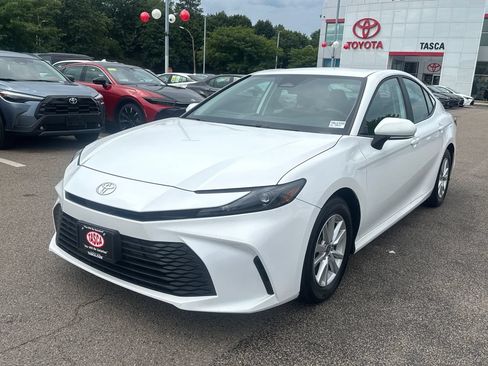 Used 2025 Toyota Camry LE FWD image 3