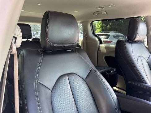 Used 2024 Chrysler Pacifica Touring-L FWD image 25