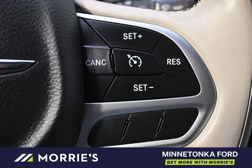 Used 2017 Chrysler Pacifica Limited FWD image 41