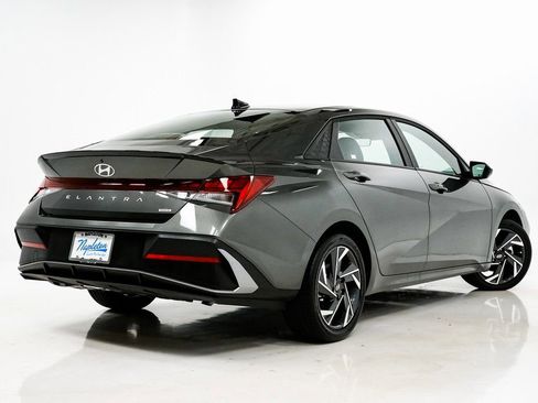 Used 2025 Hyundai Elantra SEL image 30