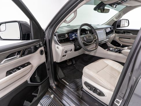 Used 2022 Jeep Wagoneer Series III w/ Premium Group I AWD/4WD image 13