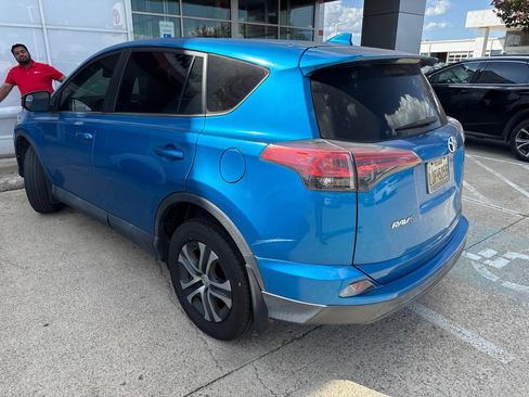 Used 2018 Toyota RAV4 LE FWD image 4