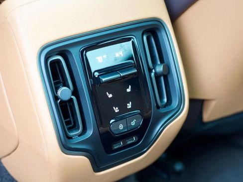 Used 2022 Aston Martin DBX image 50