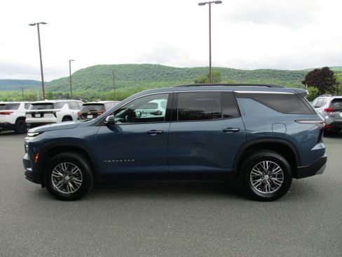 Used 2025 Chevrolet Traverse LT AWD/4WD image 8