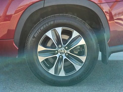 Used 2020 Toyota Highlander XLE image 18