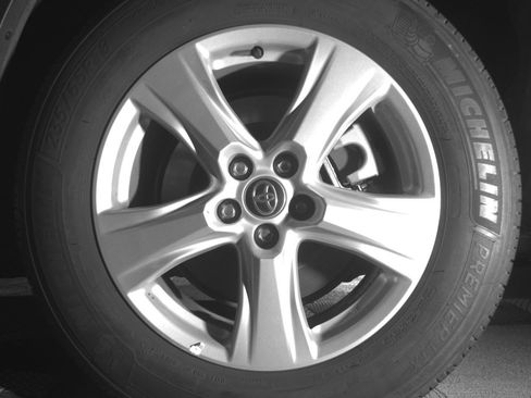Used 2025 Toyota Highlander LE FWD image 14