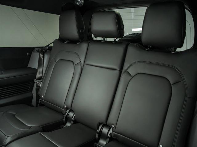 New 2026 Land Rover Defender 130 X-Dynamic SE AWD/4WD image 18