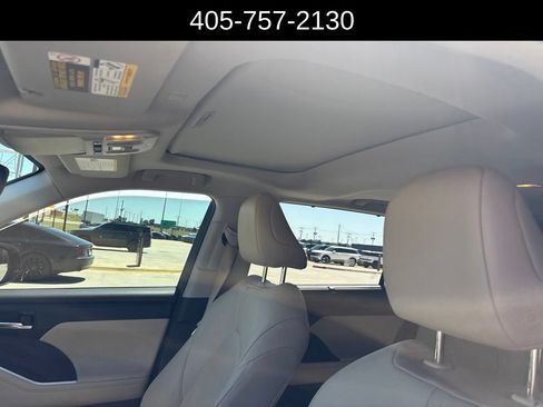 Used 2020 Toyota Highlander XLE FWD image 4