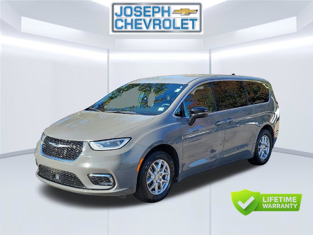 Used 2025 Chrysler Pacifica Select FWD image 3