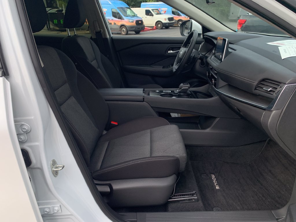 Certified 2025 Nissan Rogue SV FWD image 31