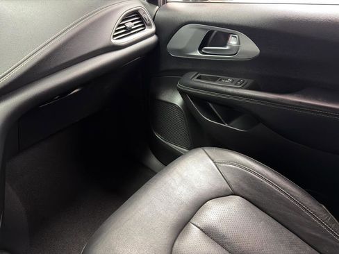 Used 2021 Chrysler Pacifica Touring-L w/ S Appearance Package FWD image 24