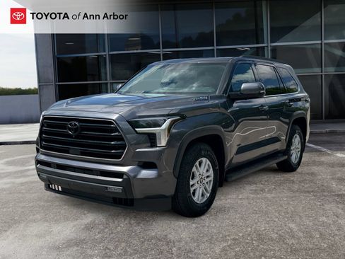Used 2023 Toyota Sequoia SR5 w/ SR5 Premium Package AWD/4WD image 9