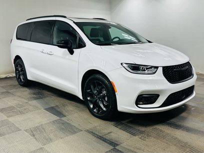 Certified 2023 Chrysler Pacifica Limited w/ S Appearance Package