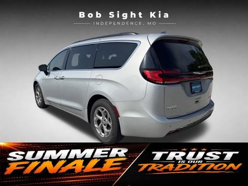 Used 2023 Chrysler Pacifica Limited FWD image 11