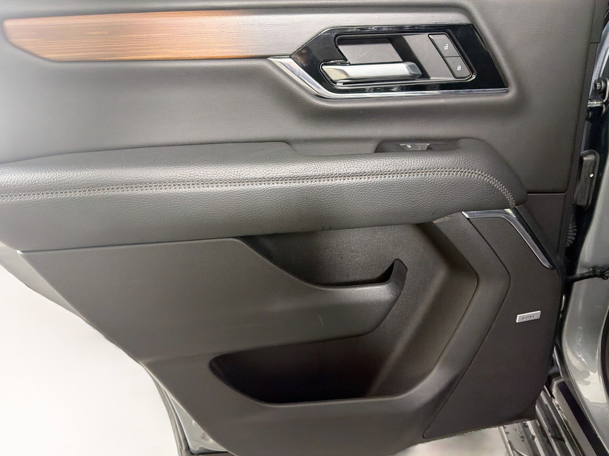 Used 2025 GMC Yukon Denali RWD image 25