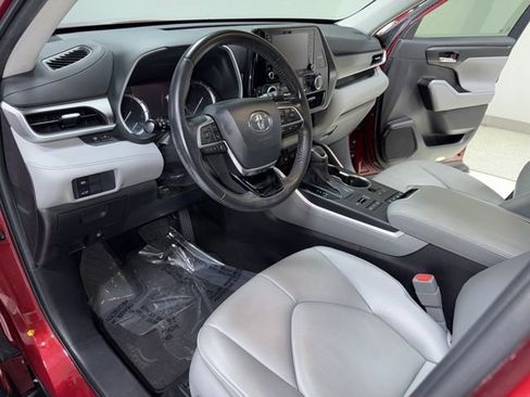 Used 2020 Toyota Highlander XLE image 14