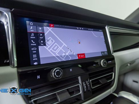 Used 2024 Porsche Macan AWD/4WD image 21
