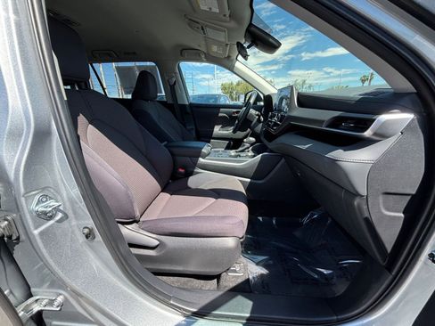 Used 2025 Toyota Highlander LE FWD image 28