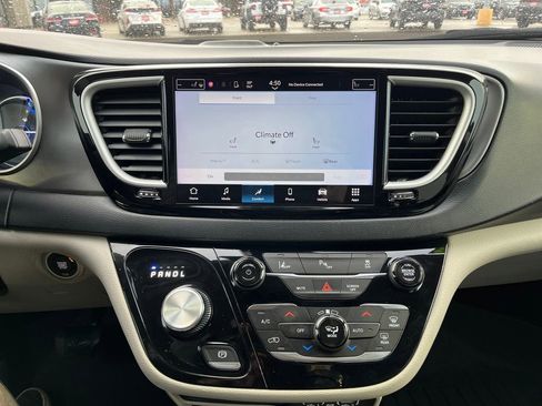 Used 2023 Chrysler Pacifica Touring-L image 26