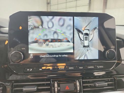 Used 2025 Nissan Pathfinder SL FWD image 27