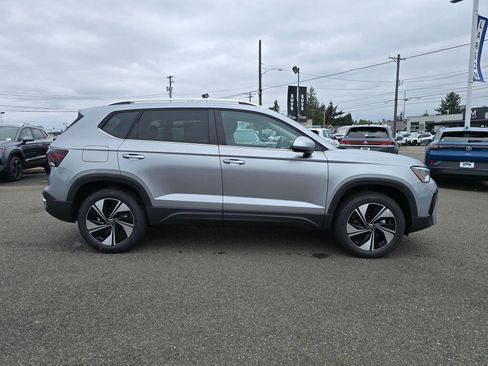New 2026 Volkswagen Taos SE AWD/4WD image 2