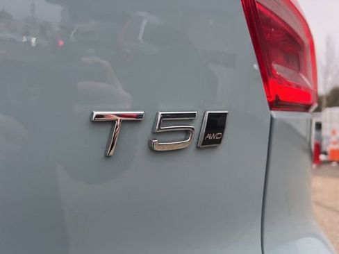 Used 2019 Volvo XC40 T5 Momentum image 13