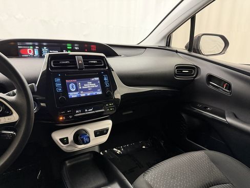 Used 2017 Toyota Prius Two Hybrid image 11