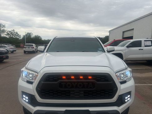 Used 2020 Toyota Tacoma SR w/ SR Convenience Package image 2