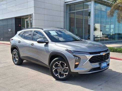 Used 2024 Chevrolet Trax LT w/ Driver Confidence Package FWD image 1