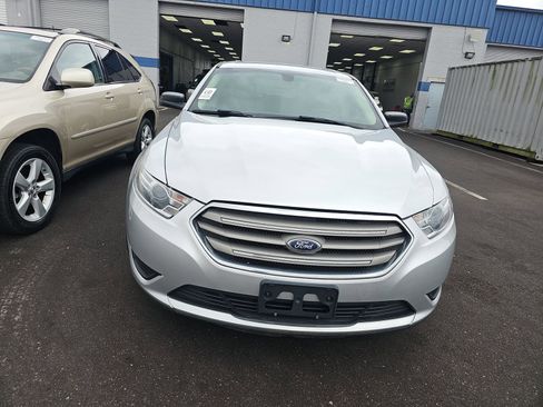 Used 2018 Ford Taurus SE image 4