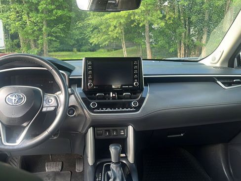 Used 2022 Toyota Corolla Cross XLE w/ Convenience Package AWD/4WD image 11
