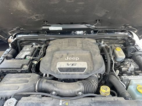 Used 2017 Jeep Wrangler Unlimited Sahara AWD/4WD image 16
