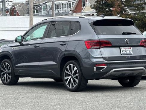 Used 2022 Volkswagen Taos SE w/ Panoramic Sunroof Package FWD image 5