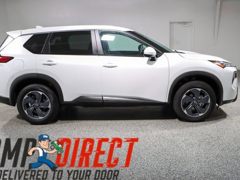 Used 2024 Nissan Rogue SV image 6