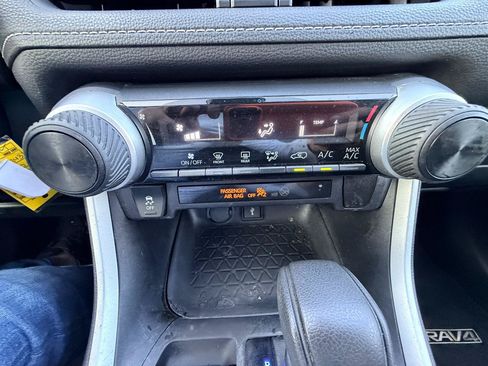 Used 2020 Toyota RAV4 LE FWD image 21